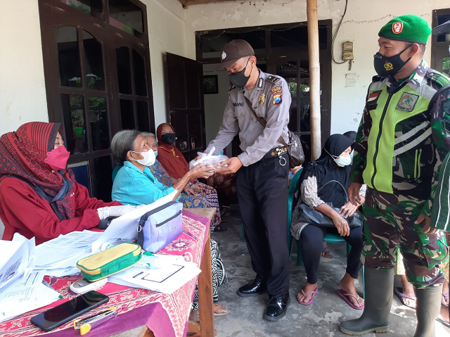 Sumringah, Para Lansia di Kalangbret Tulungagung Pulang Vaksinasi Bawa 1 Paket Telur