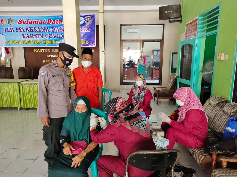 Polsek Ngantru Polres Tulungagung Bersama Koramil 0807/04 Kawal Vaksinasi Lansia