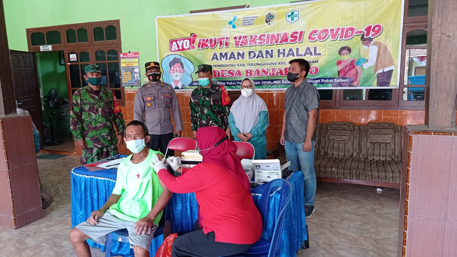 Tinjau Vaksinasi Lansia di 3 Desa, Kapolsek Rejotangan Tulungagung : Ada Bonus Paket Telor Untuk Yan