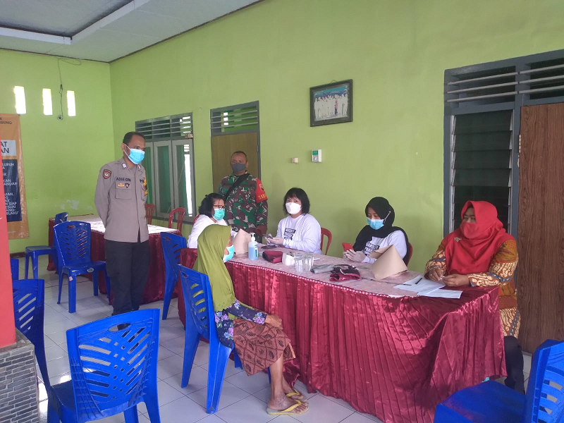 TNI POLRI Kawal Vaksinasi Lansia Berbonus Paket Telur di Kantor Kelurahan Tertek Tulungagung