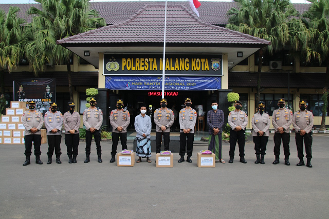Peringati Hari Santri Nasional, Polresta Malang Kota Bagi - bagi Sembako ke Ponpes di Wilayah Kota M