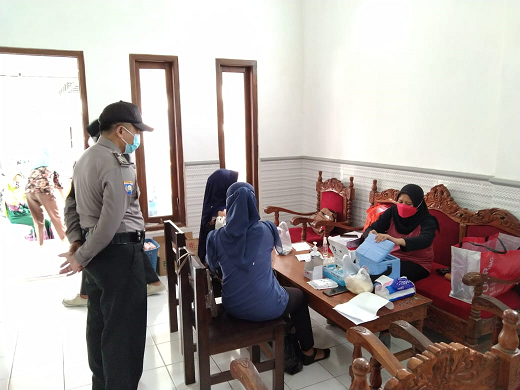 Lansia di Desa Kates Kauman Tulungagung, Usai Divaksin Dapat Bonus 10 Butir Telor