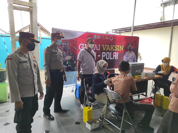Ratusan Pelajar SMAN 1 Ngunut Tulungagung, Antusias Mengikuti Vaksinasi di Gerai Vaksin TNI POLRI 
