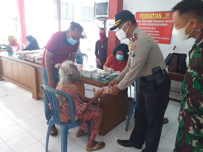 Kapolsek Tulungagung Kota Pantau Vaksinasi Lansia Berbonus Telur di Kantor Kelurahan Kenayan