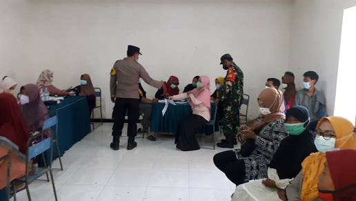 Vaksinasi Lansia di Desa Gebang Pakel Tulungagung Selain Dikawal TNI POLRI, Juga Dapat Paket Telor d