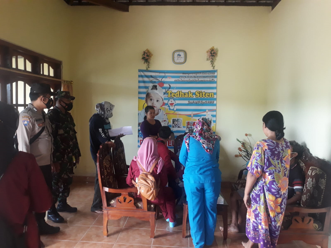 Vaksinasi Lansia Door To Door di Kelurahan Tamanan Tulungagung Mendapat Pengawalan TNI POLRI
