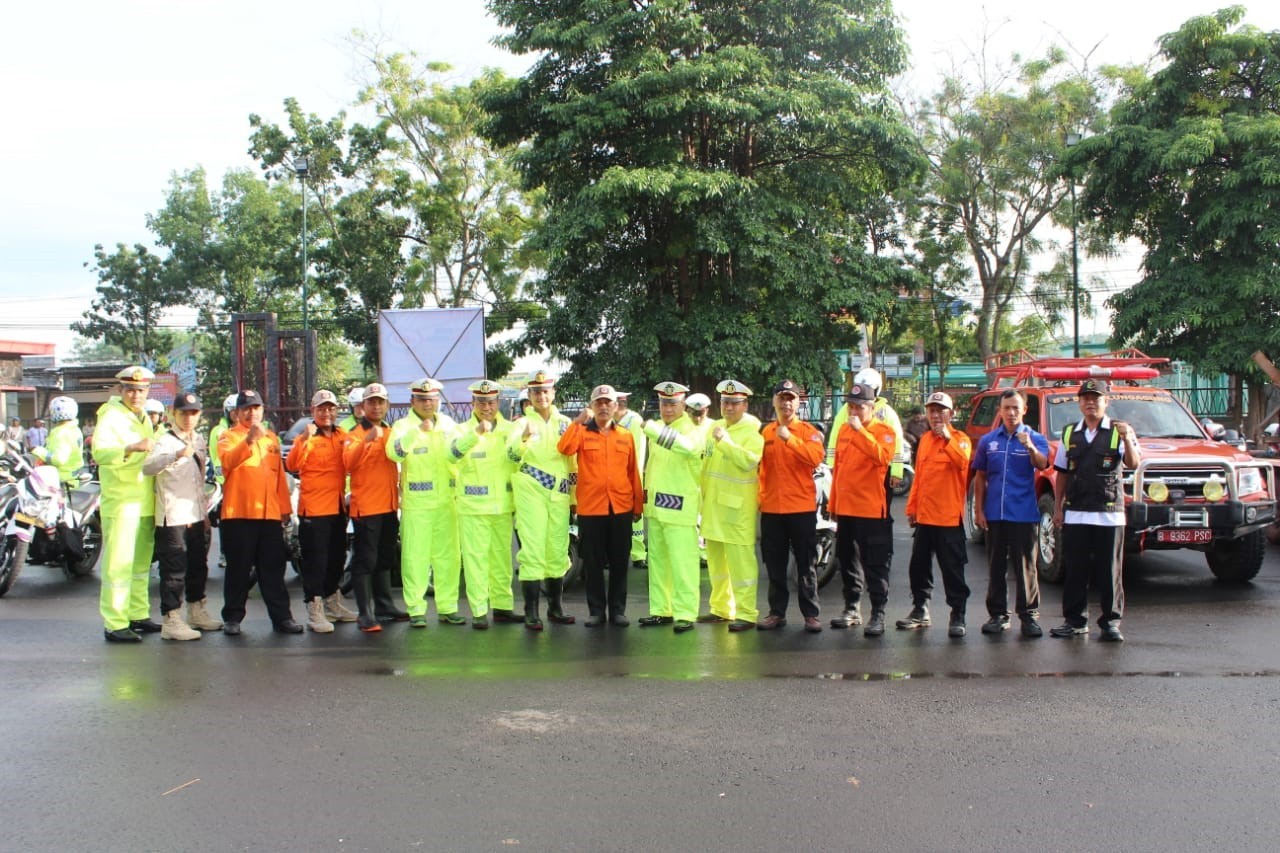 Antisipasi  Pohon Tumbang, Satlantas Polres Tulungagung melaksanakan Apel KesiapSiagaan 