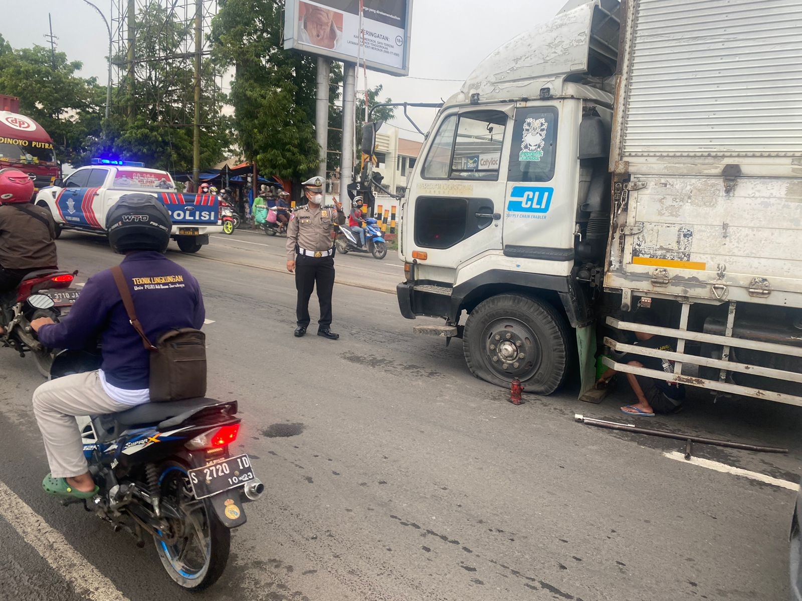Ban Truk Kempes, Satlantas Polres Lamongan Atur Lalu Lintas di Lokasi