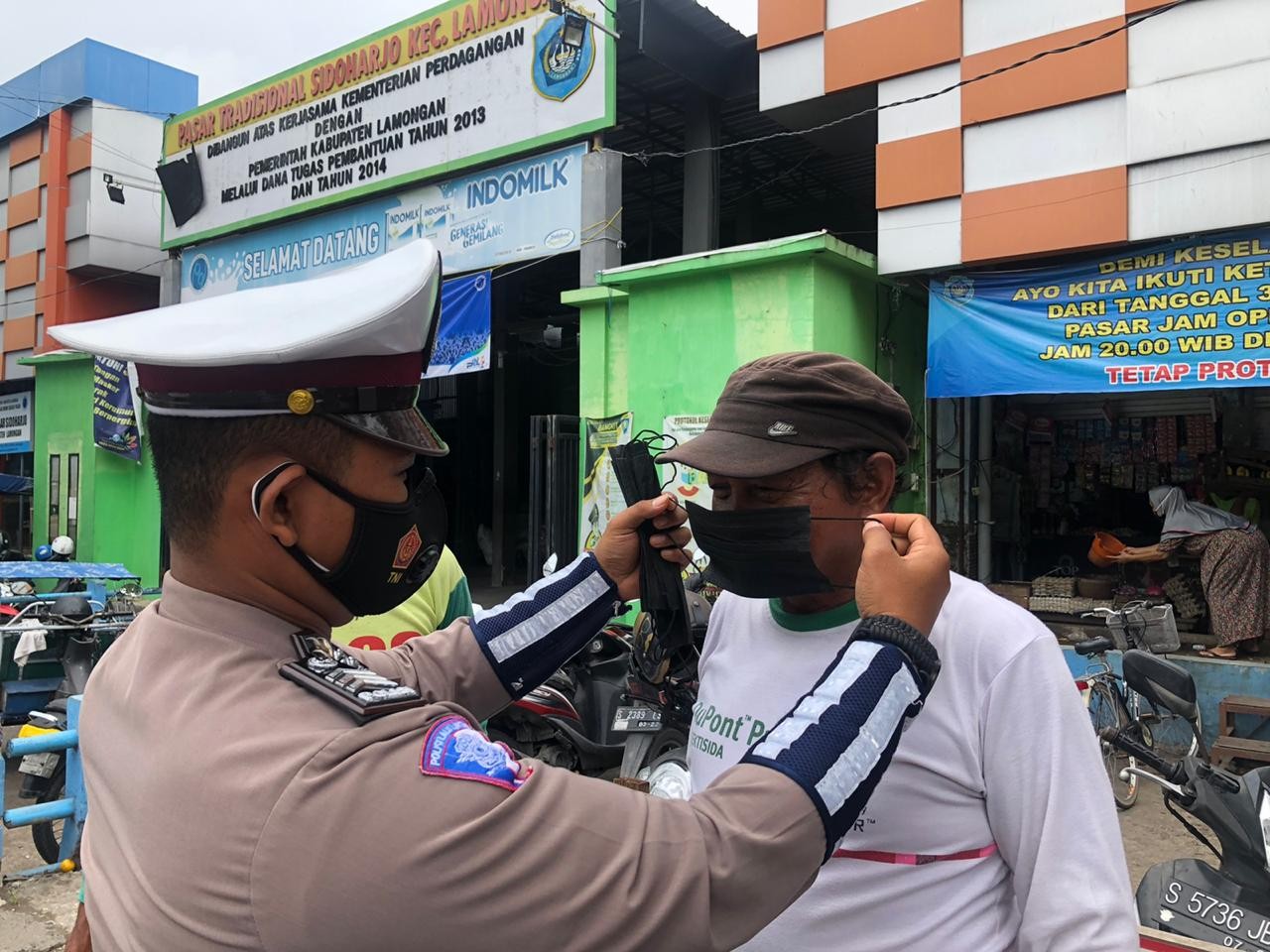 TAK HANYA SOSIALISASI, UNIT KAMSEL JUGA MEMBAGIKAN MASKER KEPADA MASYARAKAT