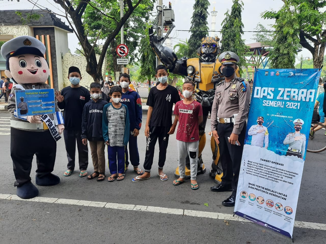 SOSIALISASIKAN OPS ZEBRA SEMERU 2021 DENGAN BONEKA, MASYARAKAT TERHIBUR
