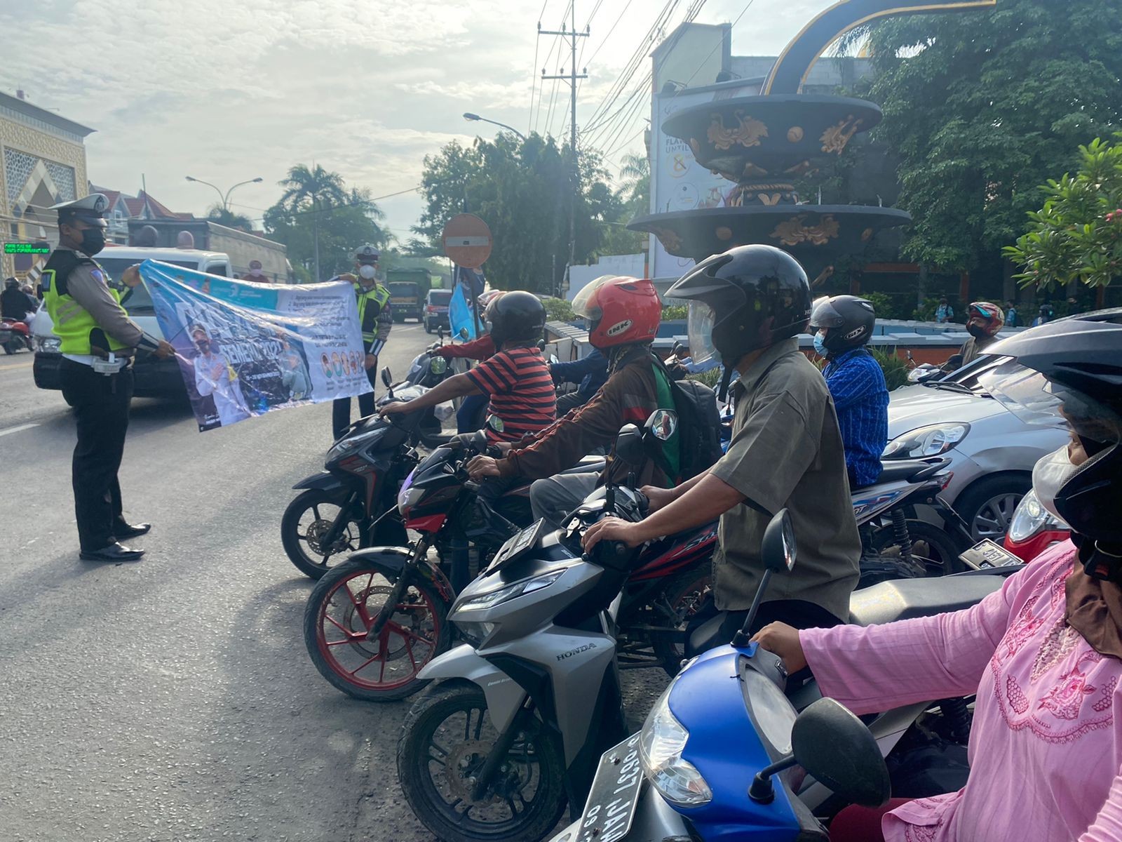 Sosialisasi Ops Zebra Semeru 2021, Unit Turjawali Bentangkan Spanduk Himbauan