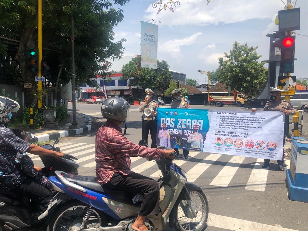 SATLANTAS POLRES LAMONGAN LAKUKAN SOSIALISASI OPS ZEBRA SEMERU DI ADIPURA