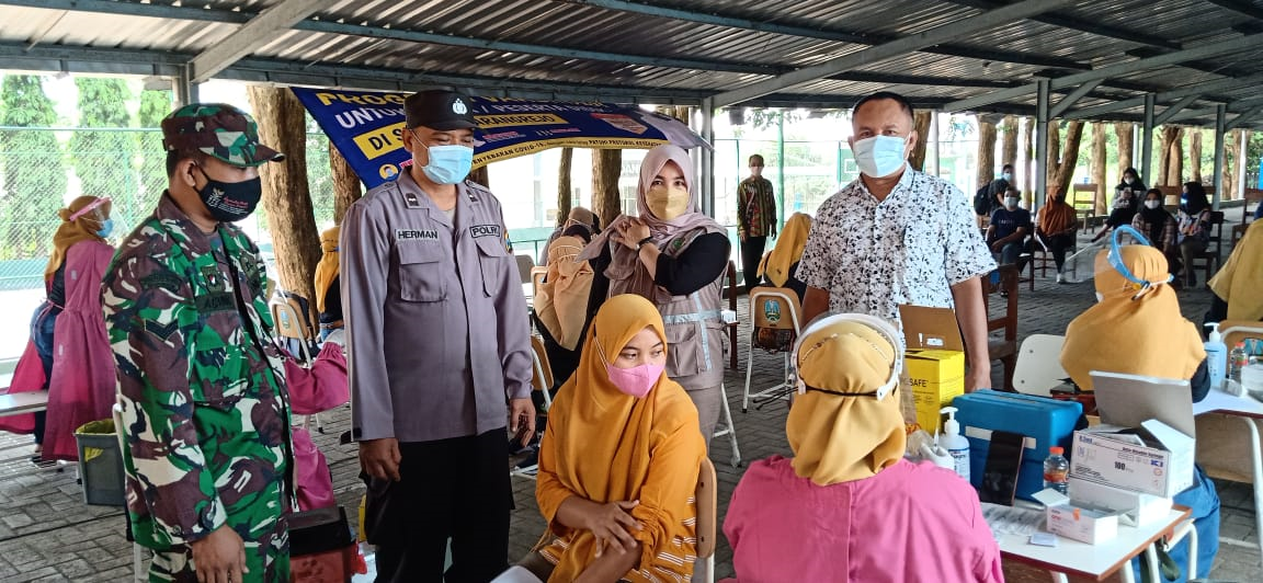 TNI - Polri Kawal Vaksinasi Pelajar di SMAN Karangrejo Kabupaten Tulungagung