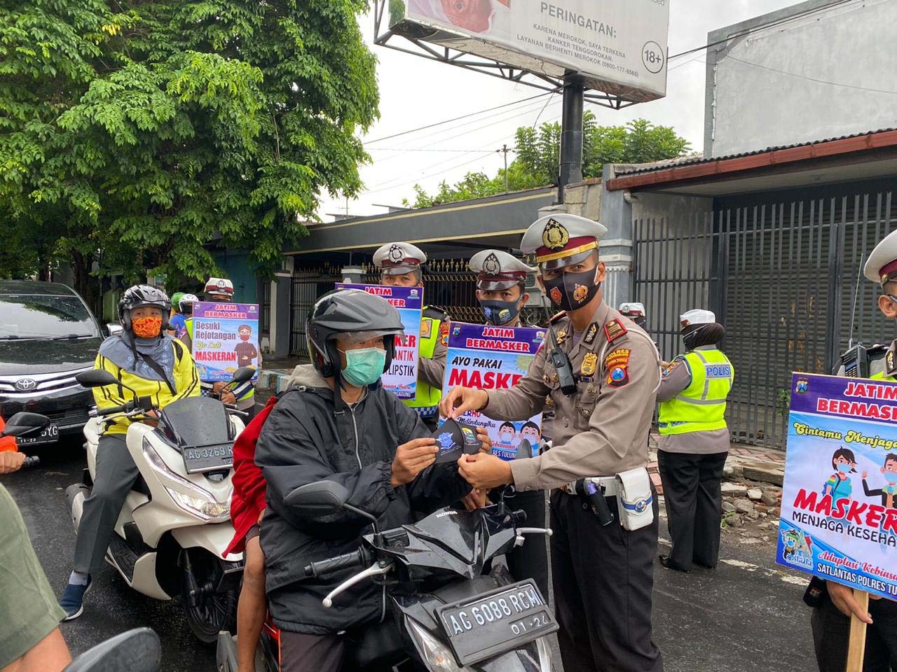 HUT Lalu Lintas Bhayangkara ke 65, Satlantas Polres Tulungagung Bagikan 2 Juta Masker