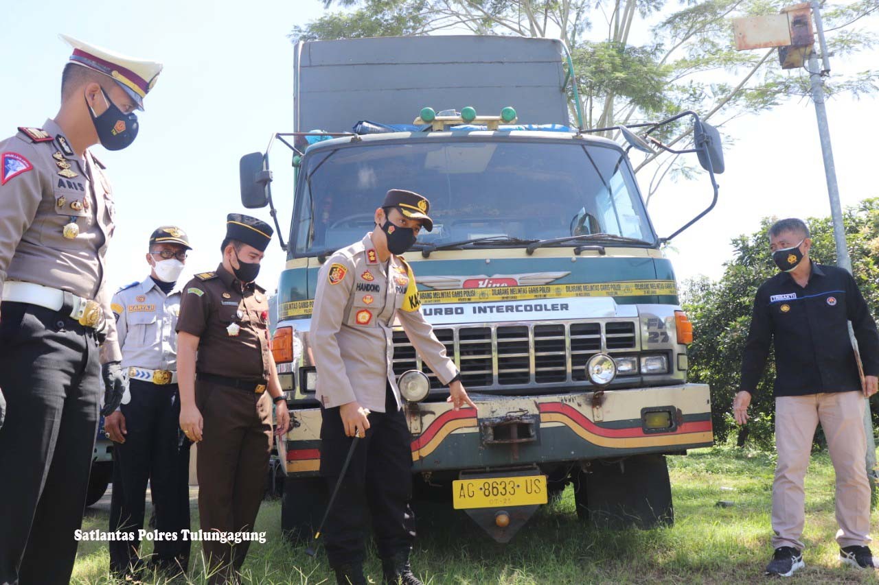 Satlantas Polres Tulungagung, Tindak Tegas Truck Over Dimensi, Karena berakibat laka lantas.