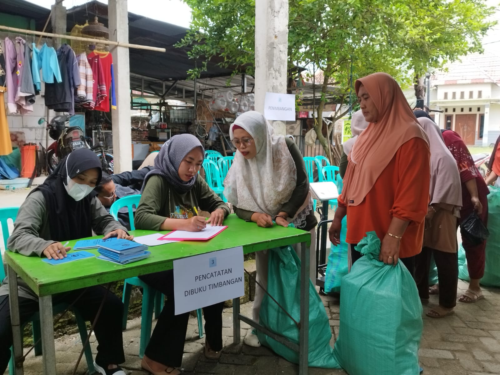 Warga Desa Trucuk Olah Sampah Jadi Cuan Melalui Gerakan ‘Sapu Bersih’