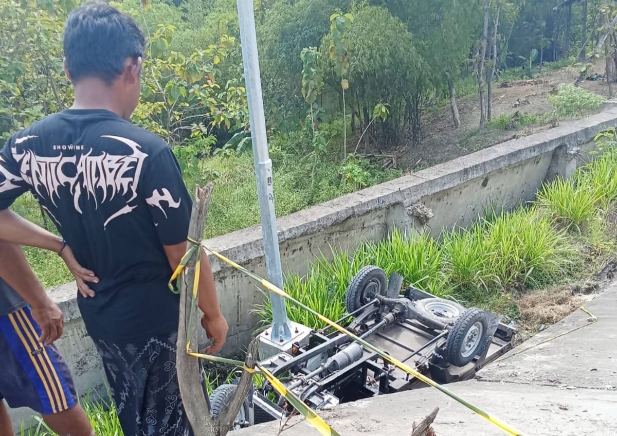 Motor Roda Tiga Terguling Gegara Jalan Longsor di Bojonegoro
