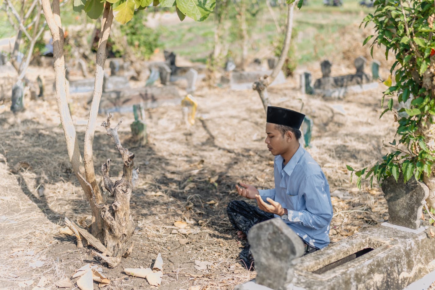 Membasuh Rindu di Pusara, Tradisi Jelang Ramadan di Bojonegoro