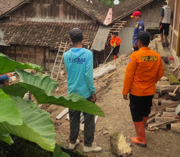 Hujan Deras di Bojonegoro Akibatkan Longsor, 3 Rumah di Sekar Rusak