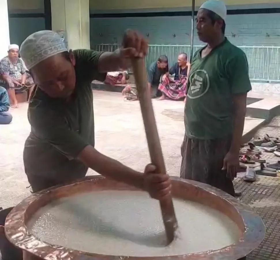 Dapur Masjid Muhdor Proses 2,5 Jam Bubur Primadona Tuban