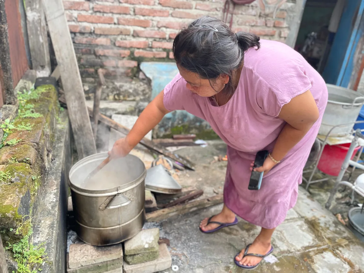 LPG 3 Kg Langka, Warga di Kota Bojonegoro Kembali Masak Pakai Kayu Bakar