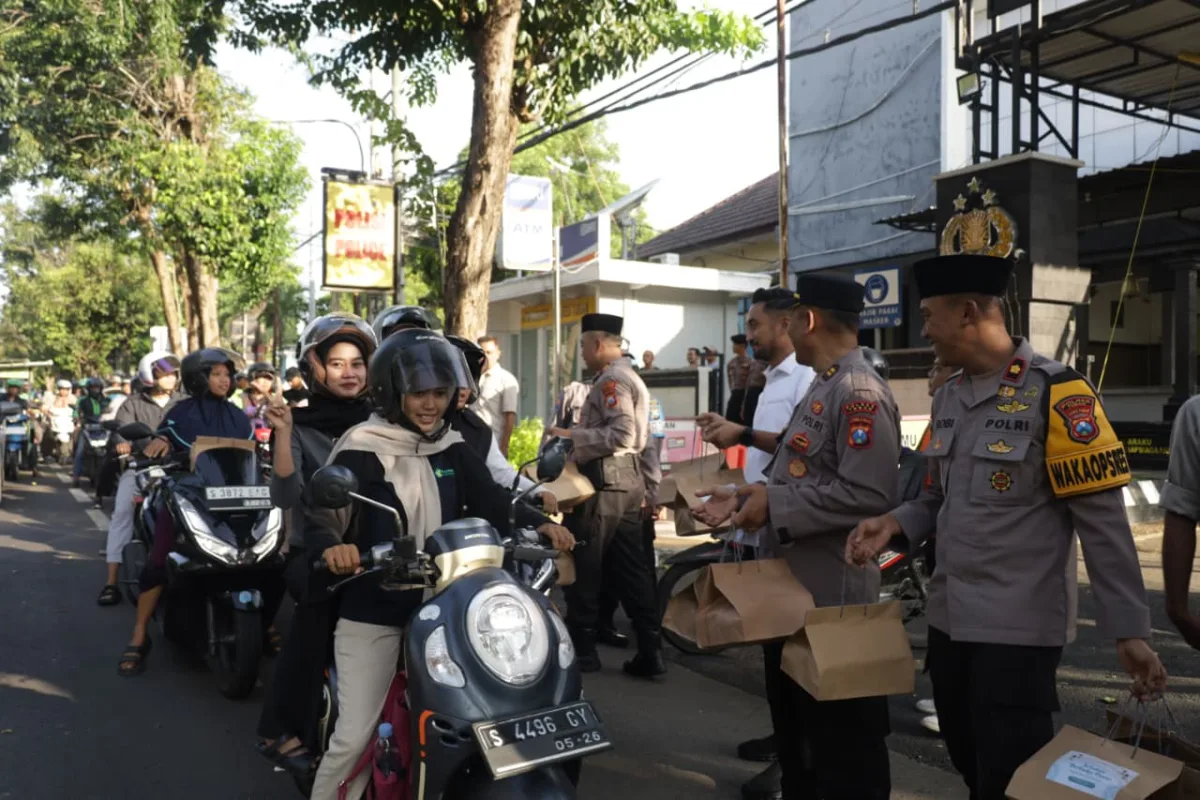 Polisi di Tuban Berbagi Takjil di Ramadhan 2026