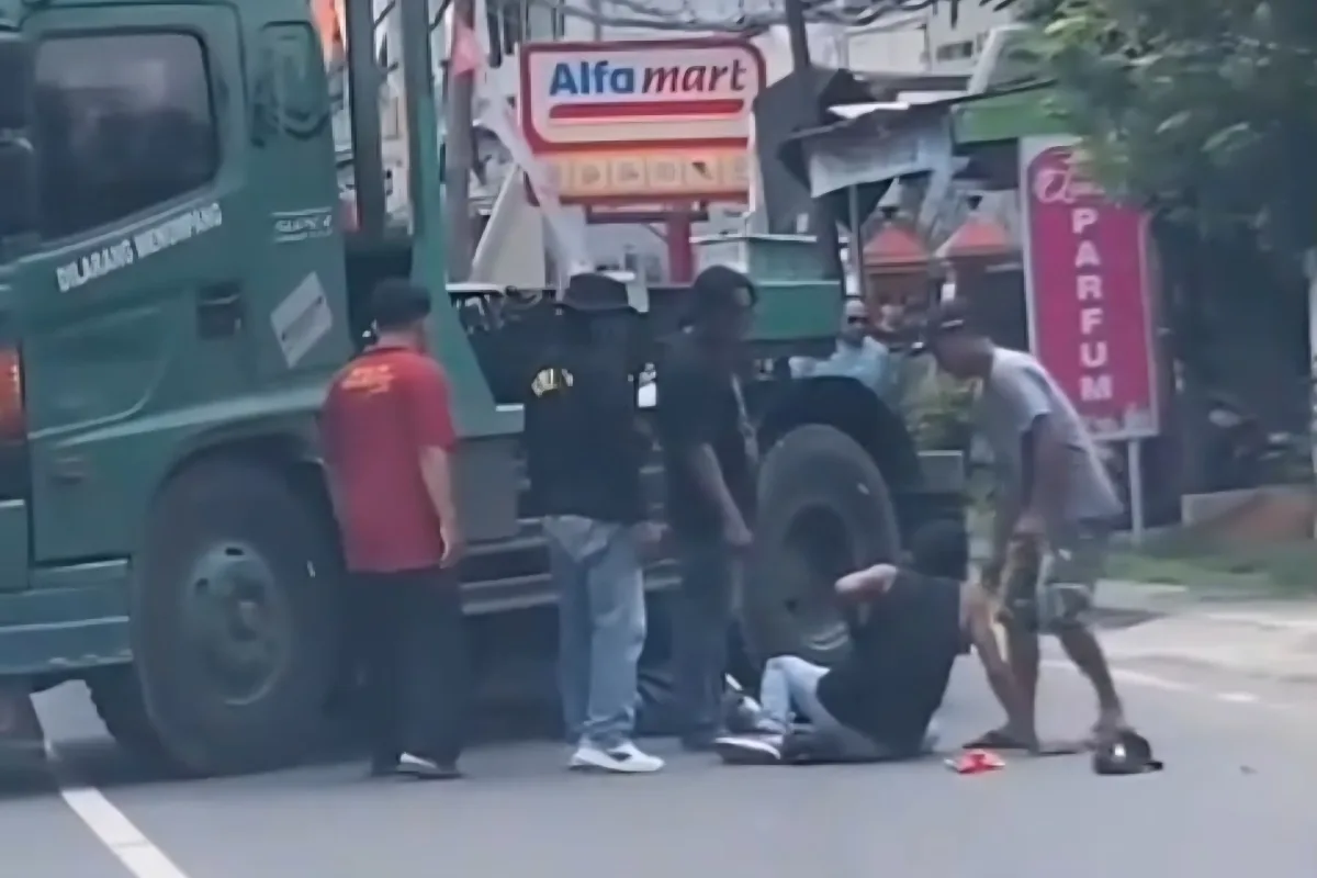 Sopir Truk Trailer Diamuk Massa di Bojonegoro Usai Tabrak Pemotor