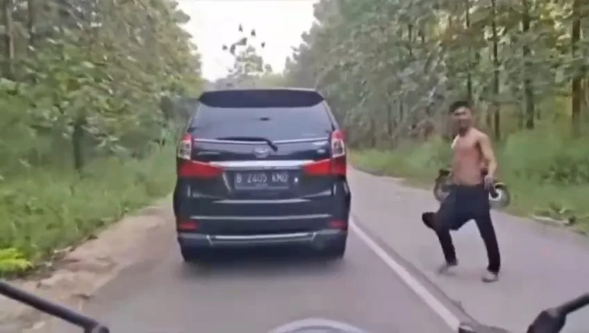 Pemotor di Jalan Tuban Menjadi Korban Sabetan Kaos oleh Orang Tak Dikenal