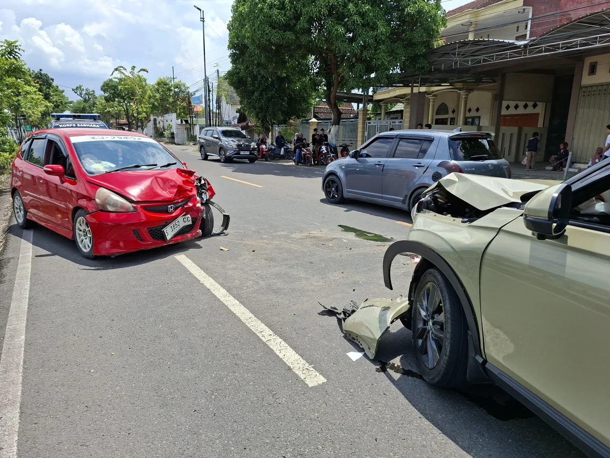 Adu Banteng Jazz vs HRV di Jalur Bojonegoro Saat Lebaran, Mobil Ringsek Penumpang Selamat
