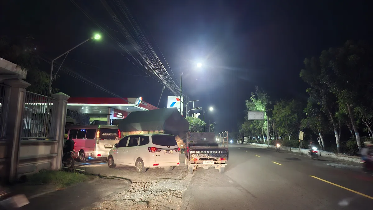 Warga Bojonegoro Serbu SPBU Jalur Nasional Akibat Kabar BBM Naik Besok