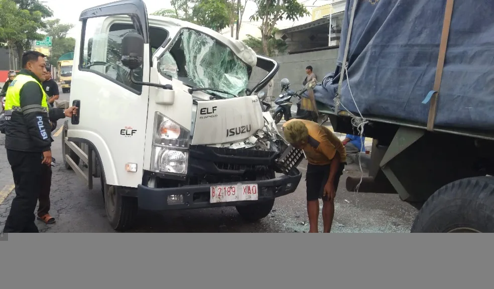 Sopir Mengantuk, Truk Hantam Trailer Parkir di Bojonegoro
