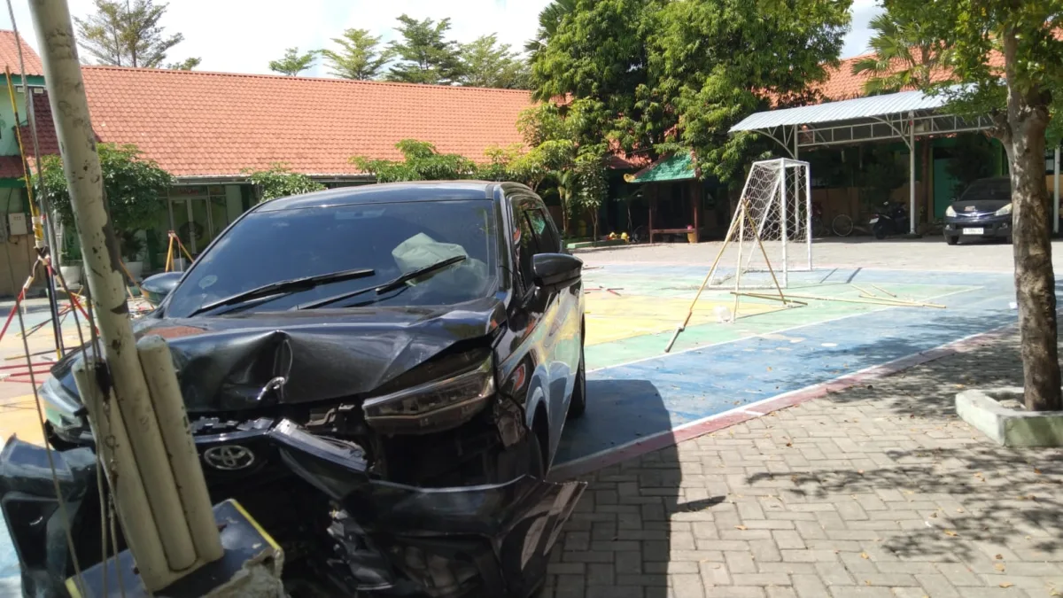 Mobil Operasional Proyek 'Lompat' Tabrak 5 Siswi Pramuka di MTsN 1 Bojonegoro