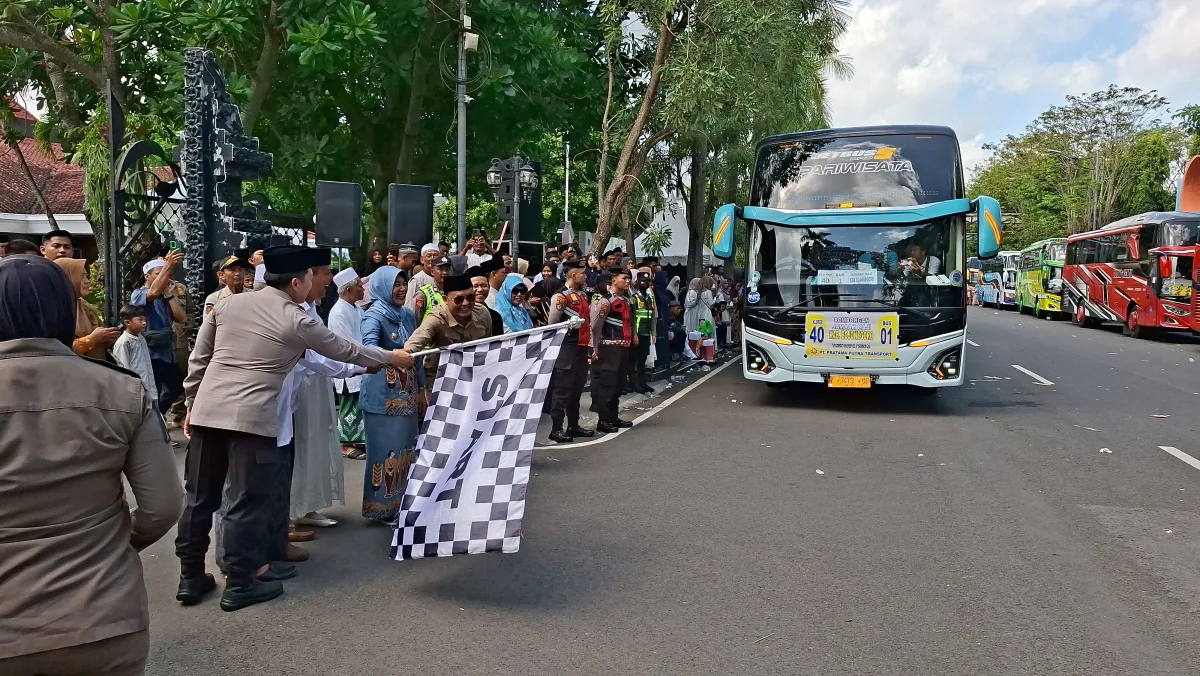 Dari Bojonegoro ke Baitullah, Ribuan Jamaah Haji Berangkat Diiringi Doa dan Harapan