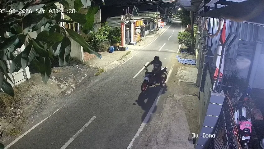 Terekam CCTV, Motor Karyawan Koperasi di Ngrowo Bojonegoro Raib Digondol Maling Dini Hari