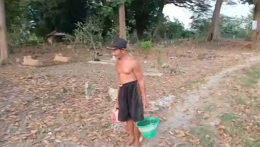 Kisah Pilu Mbah Suparman, Lansia yang Hidup Sebatang Kara di Tengah Makam Bojonegoro