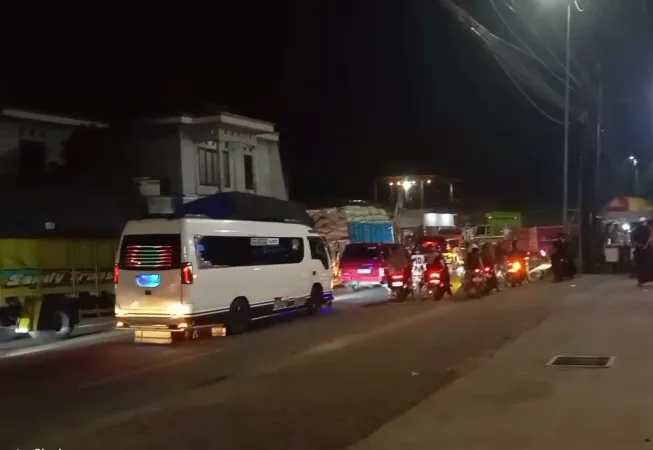 Solar Subsidi Langka, Antrean Kendaraan Mengular di Sejumlah SPBU Bojonegoro