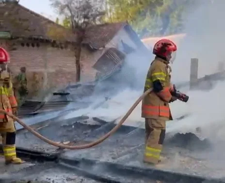 Rumah Warga di Sambongrejo Bojonegoro Diamuk Si Jago Merah, Petugas Berjibaku Padamkan Api