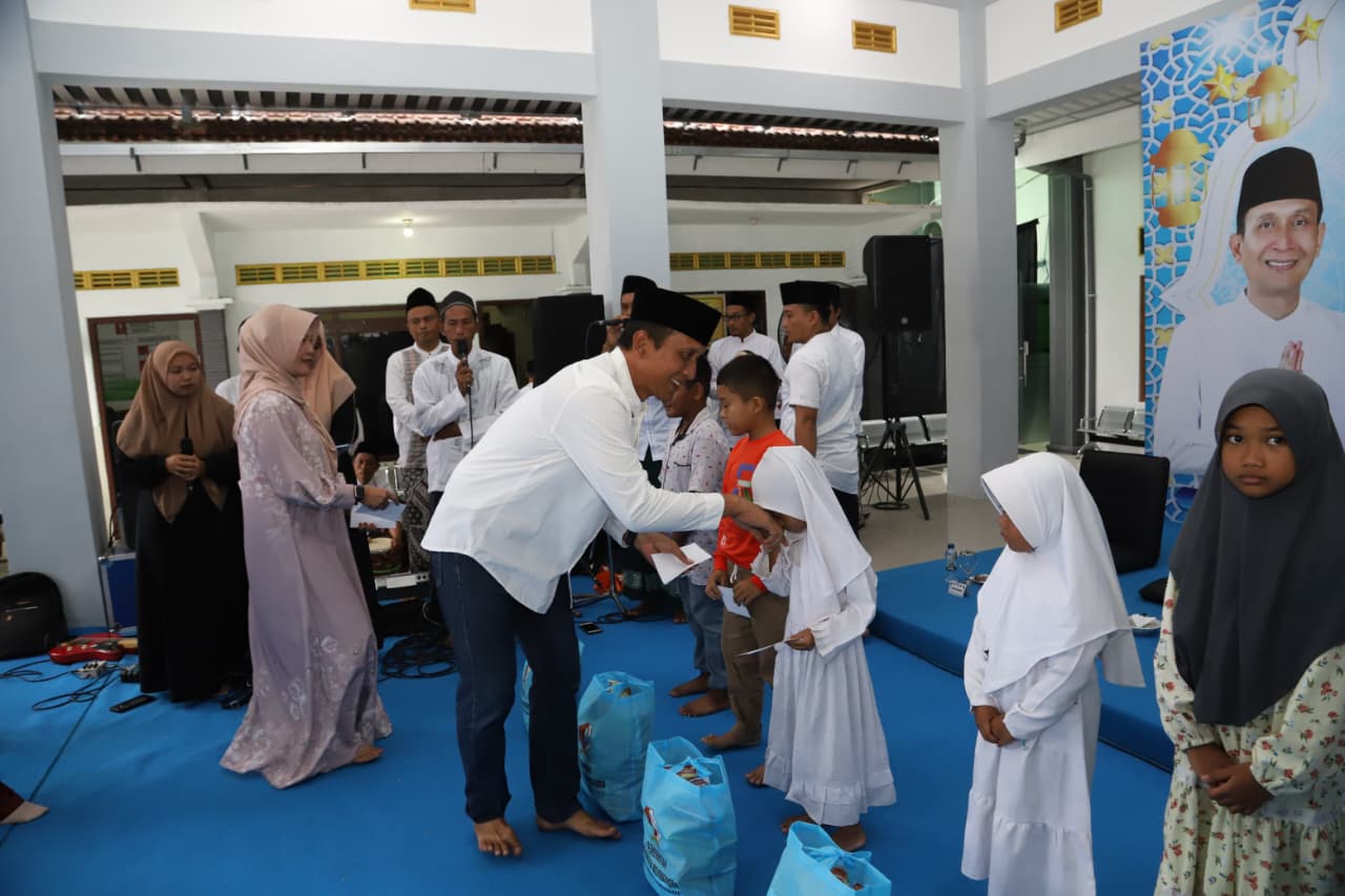 Penyerahan Santunan Yatim Piatu 
