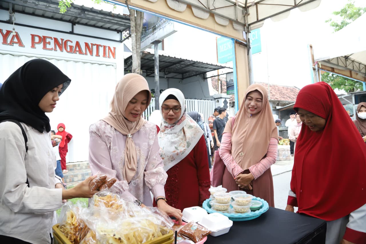 Wabup Nurul Azizah bersama Ketua PKK Cantika Wahono di Pasar Murah Ramadhan