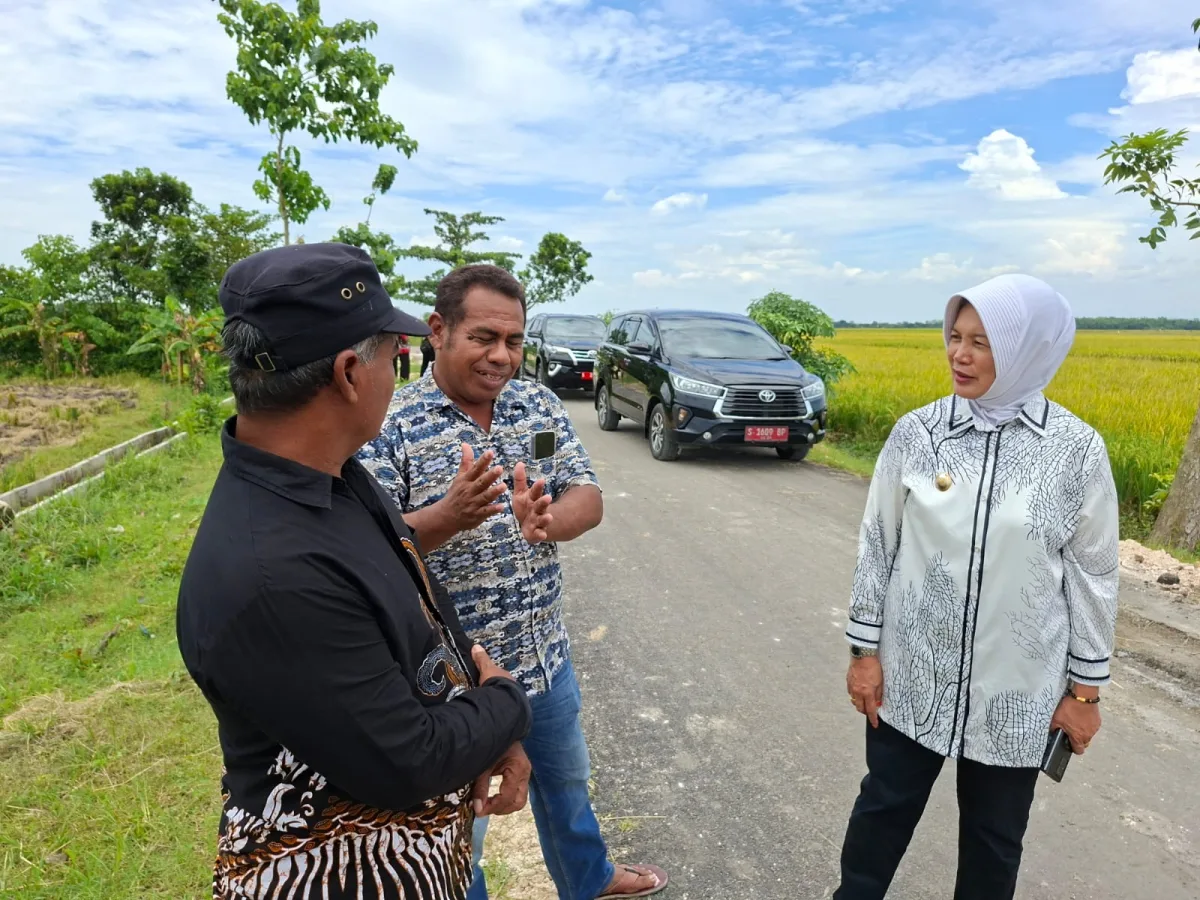 Wabup Nurul Azizah Sidak Proyek Ngampal: Temukan Aspal Tipis, Timlak Ngaku Dikerjakan Rekanan