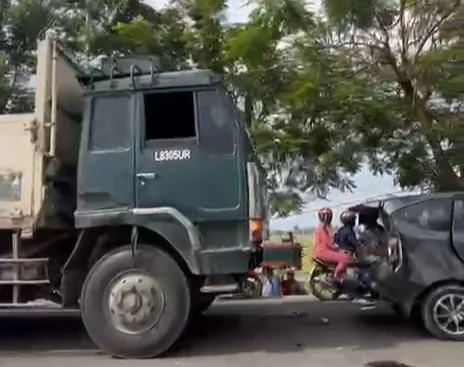 Mobil Ayla rusak parah akibat laka beruntun di Bojonegoro. Senin Siang (30/3/2026).