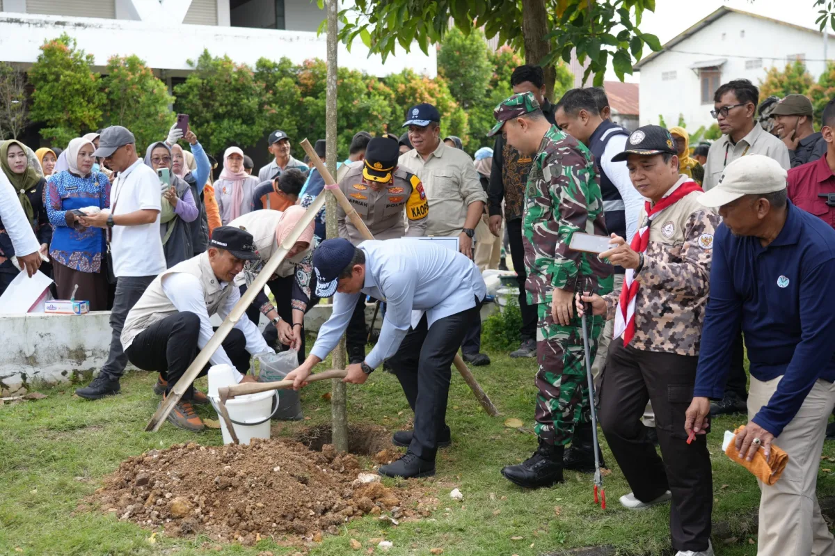 Menteri Lingkungan Hidup Hanif Faisol tanam pohon bersama Bupati dan wabup Bojonegoro