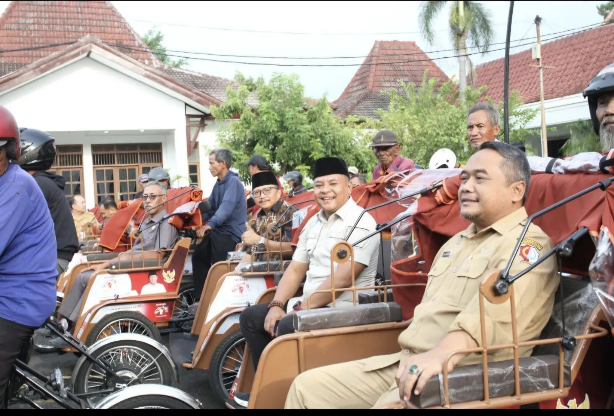 Anggota DPRD dan Pejabat Pemkab Bojonegoro ikut keliling kota naik becak bantuan Prabowo 