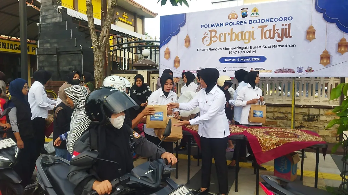 Polwan Polres Bojonegoro berbagi kepada pengguna Jalan