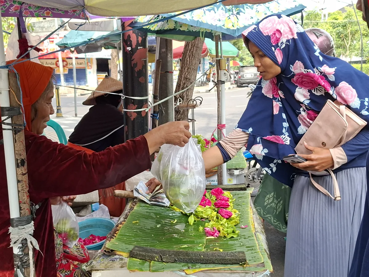 Suasana lapak emak emak penjual bunga tabur di trotoar jalan Imam Bonjol Kota Bojonegoro. Foto : suarasatu.com