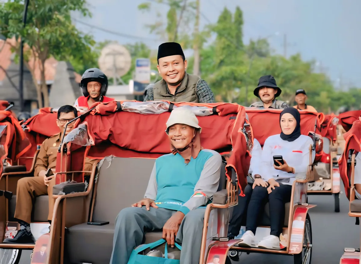 Ketua DPRD Abdulloh Umar kemudikan Becak Listrik Bantuan Prabowo Subianto