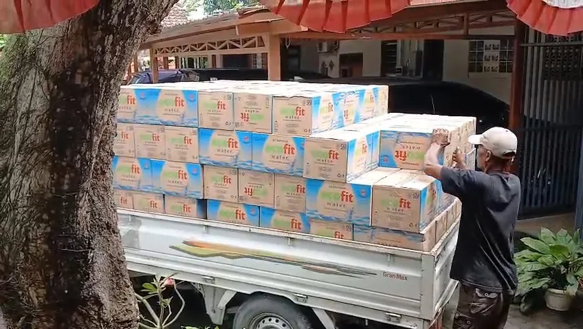 Distribusi Air Mineral Ecofit Water ke Pelanggan di Bojonegoro. Foto : Istimewa