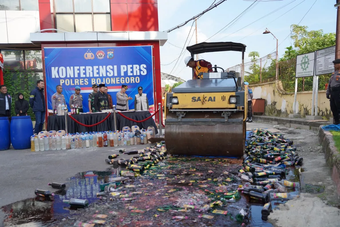 Alat Berat sedang menggilas ratusan botol miras hasil Ops Pekat 2026 Polres Bojonegoro