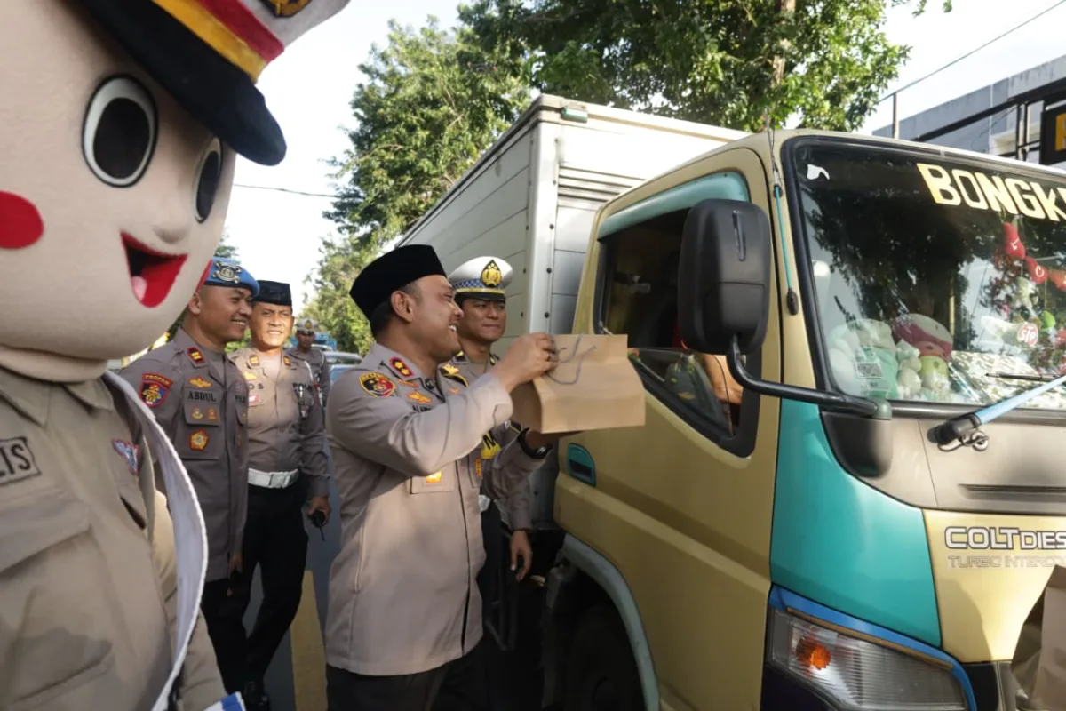 Kapolres Alaiddin serahkan bingkisan takjil ke sopir