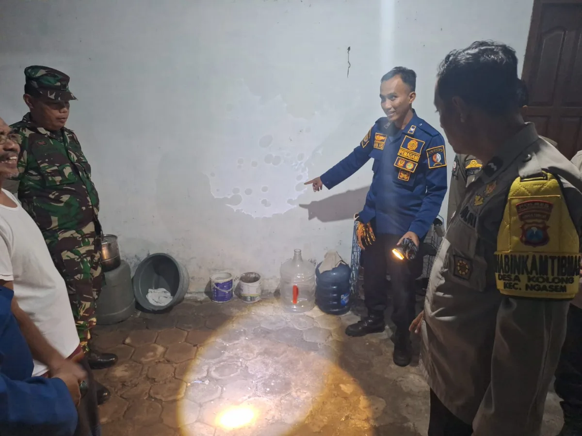 Petugas Gabungan Lakukan Pengecekan di lokasi rumah warga yang keluarkan bau misterius. Foto : Istimewa
